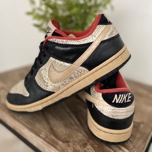 Air Jordan 1 Low top black and gold